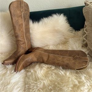 I am selling these gorgeous Shyanne boots size 8 only wore twice.